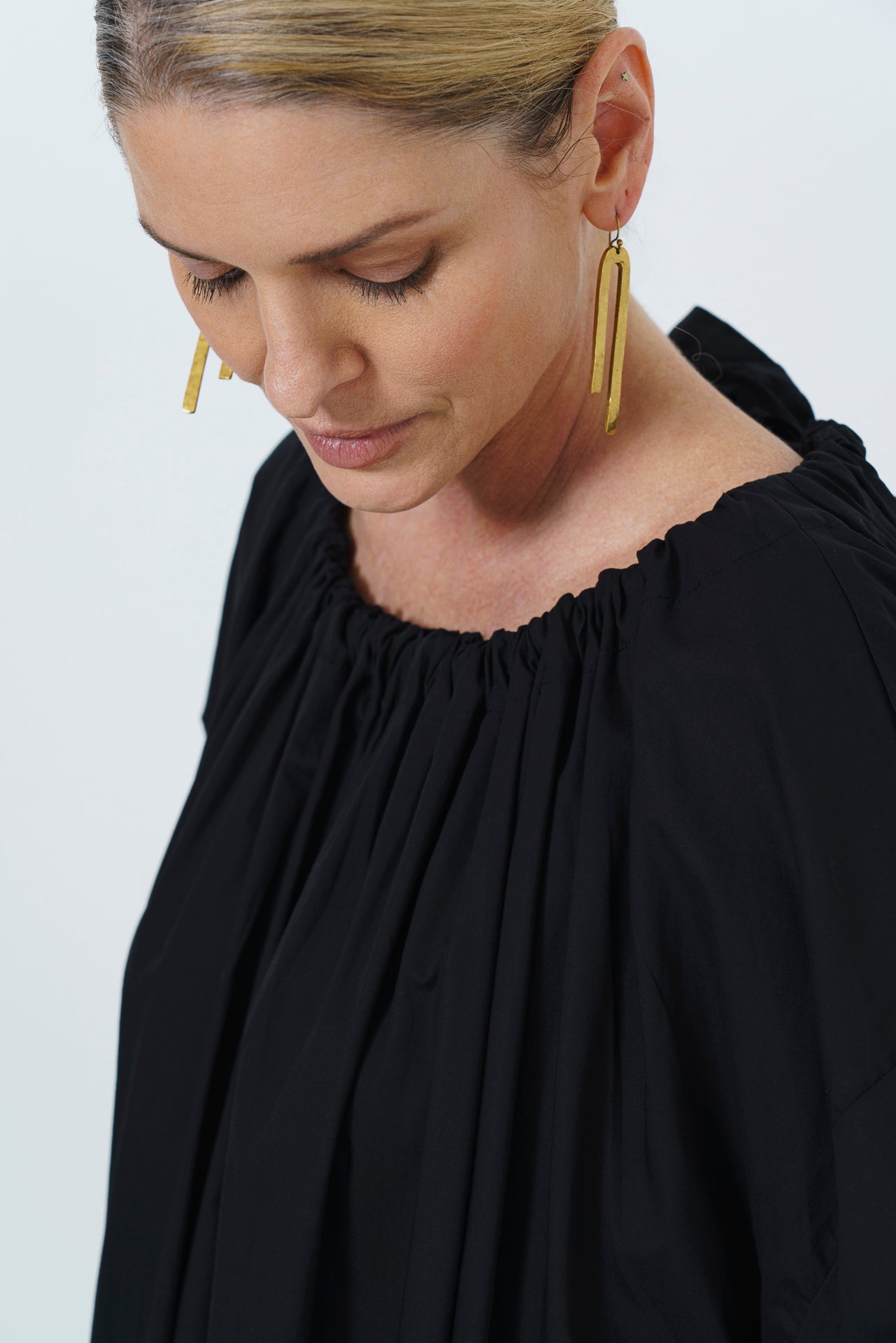 MARLEY GUAGED NECK DRESS LONG - BLACK