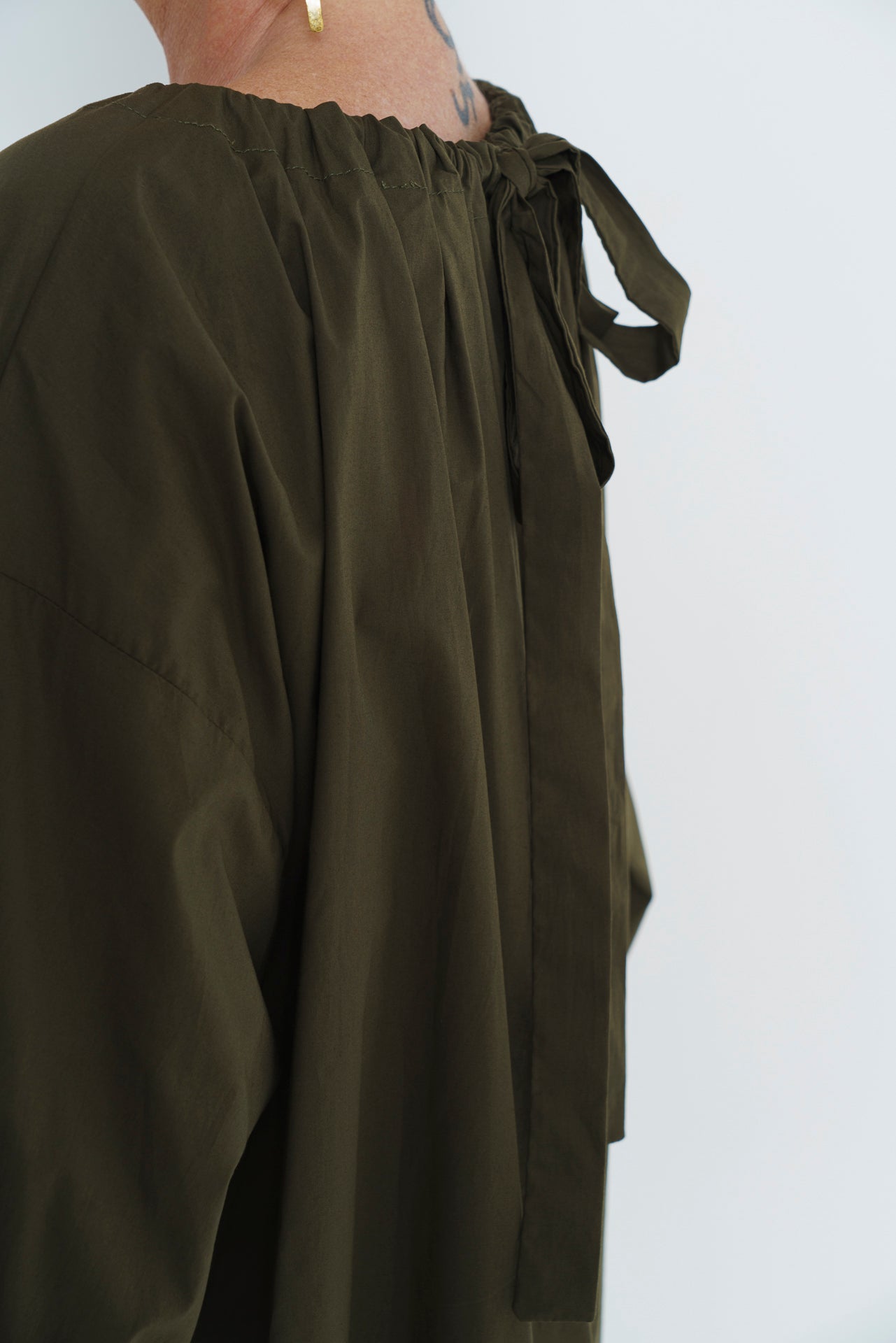 MARLEY GUAGED NECK DRESS SHORT- OLIVE