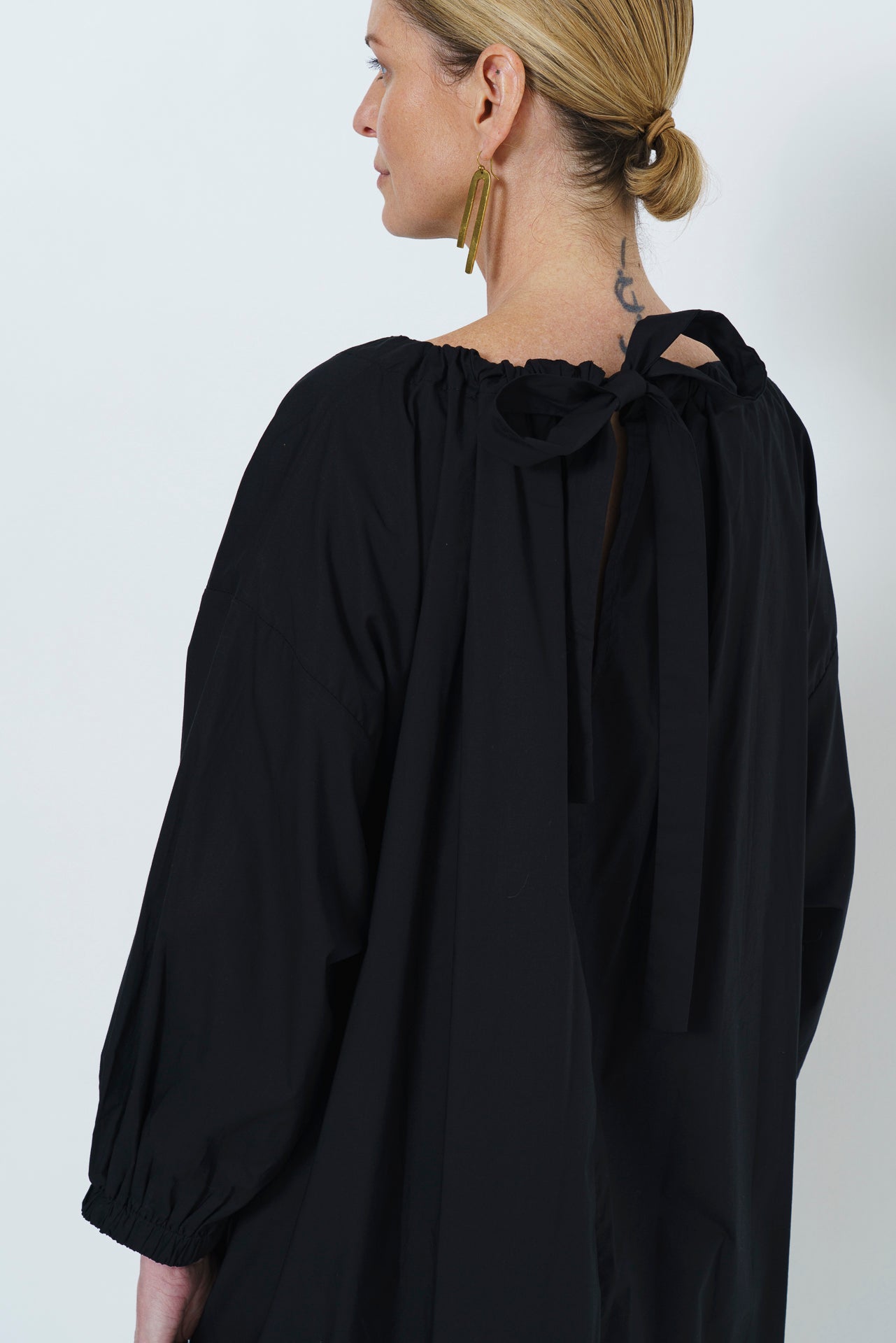 MARLEY GUAGED NECK DRESS SHORT- BLACK